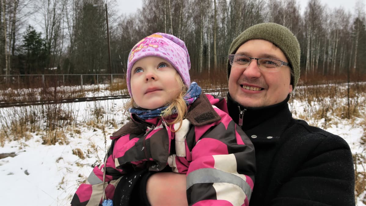 Jarno Tanskasen 4-vuotias Vilma-tytär pelkää öisin kulkevien junien tärinää. Tällä hetkellä hiilijunia kulkee vain päiväsaikaan.