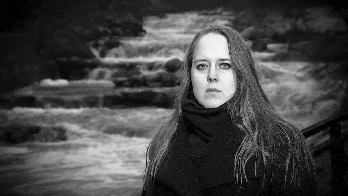 Petra Rautiainen kosken rannalla.