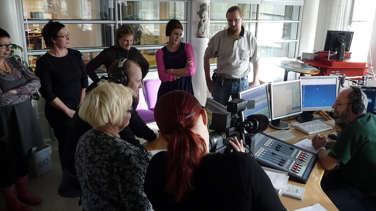 Etelä-Karjalan Radion pitkäaikaisen juontaja Olli Saarelan viimeinen juontovuoro ennen eläkepäiviä veti studion täyteen talon väkeä.