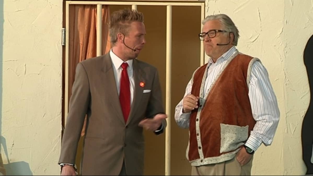 Jukka Rasila ja Kai Hyttinen kesäteatterin lavalla.