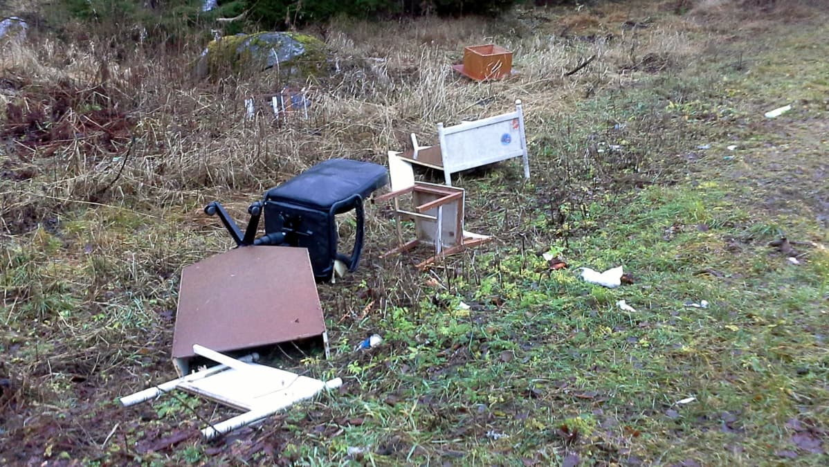 Huonekaluja jätetty tien varrella.