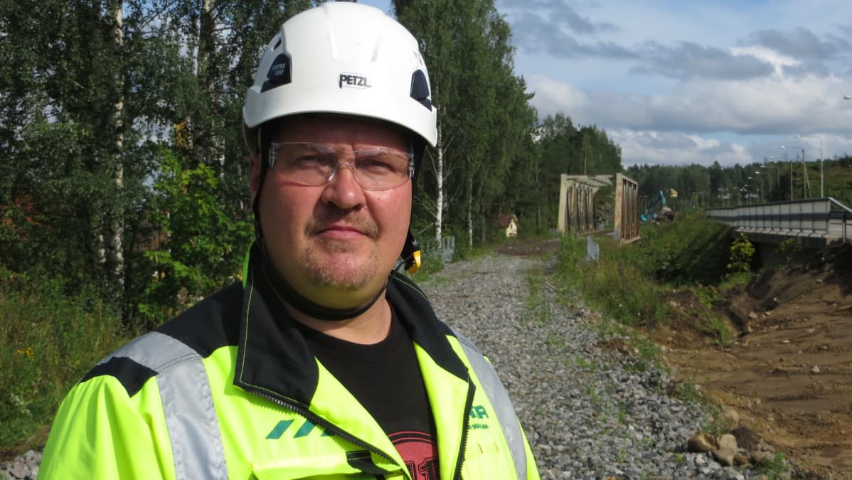 Työmaapäällikkö Aki Loikkanen Laitaatsalmen työmaalla.