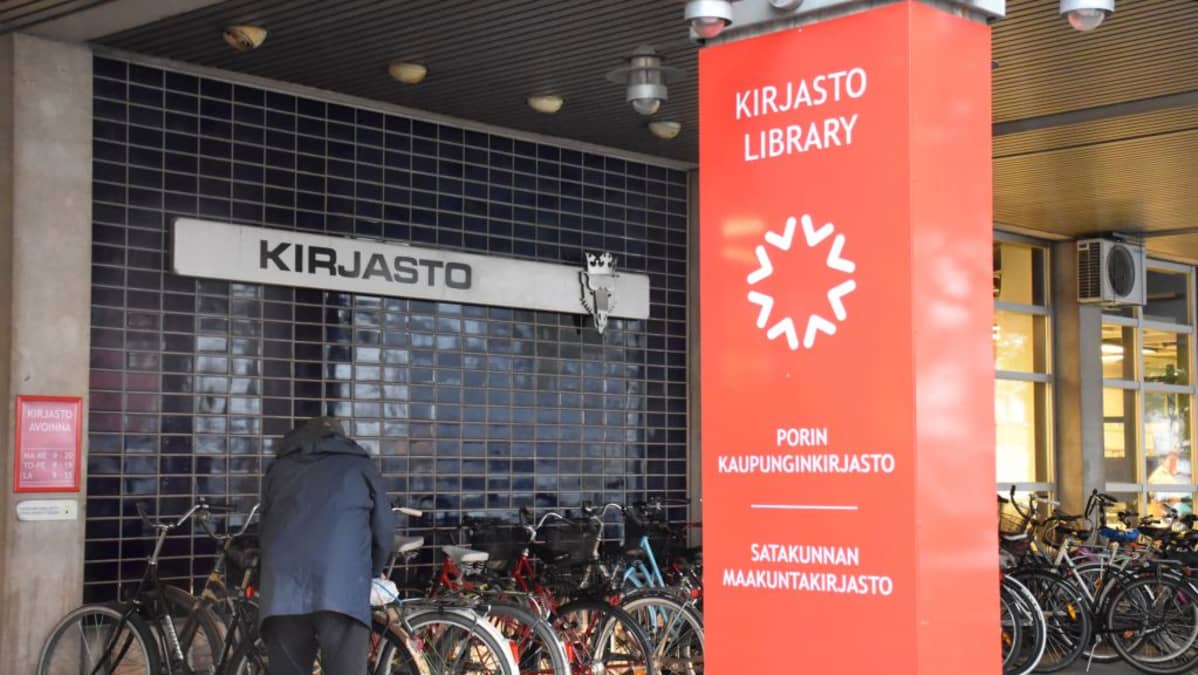 Naiskolmikko Loppusuoralla Porin Kirjastopalvelujohtajan Tehtavaan