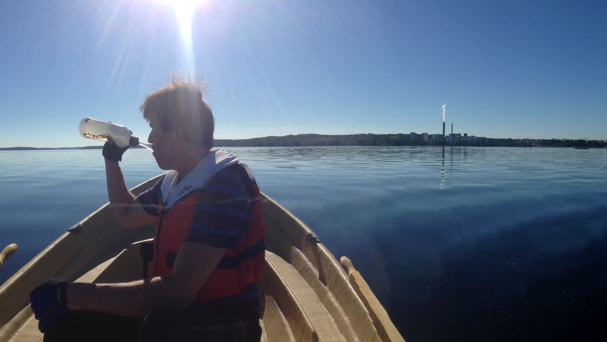 Petri Pommelin hörppää vettä Näsinselällä