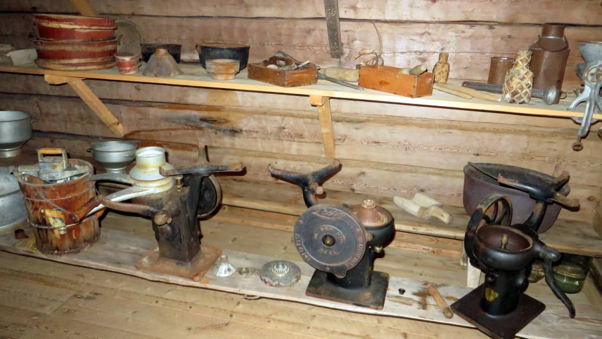 Esineitä Riuttalan talonpoikaismuseossa Kuopion Karttulassa.