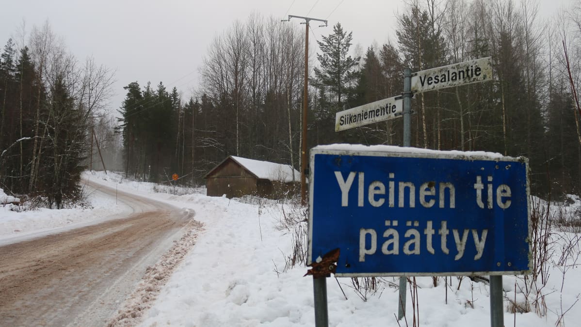 yleinen tie, yksityistie, sivutie, yleinen tie päättyy -liikennemerkki, talvinen tiemaisema, vanha lato tien varressa