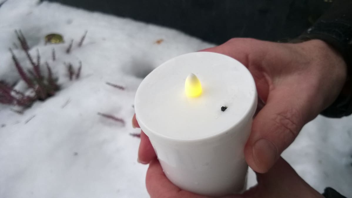 Paristoilla toimiva led-kynttilä