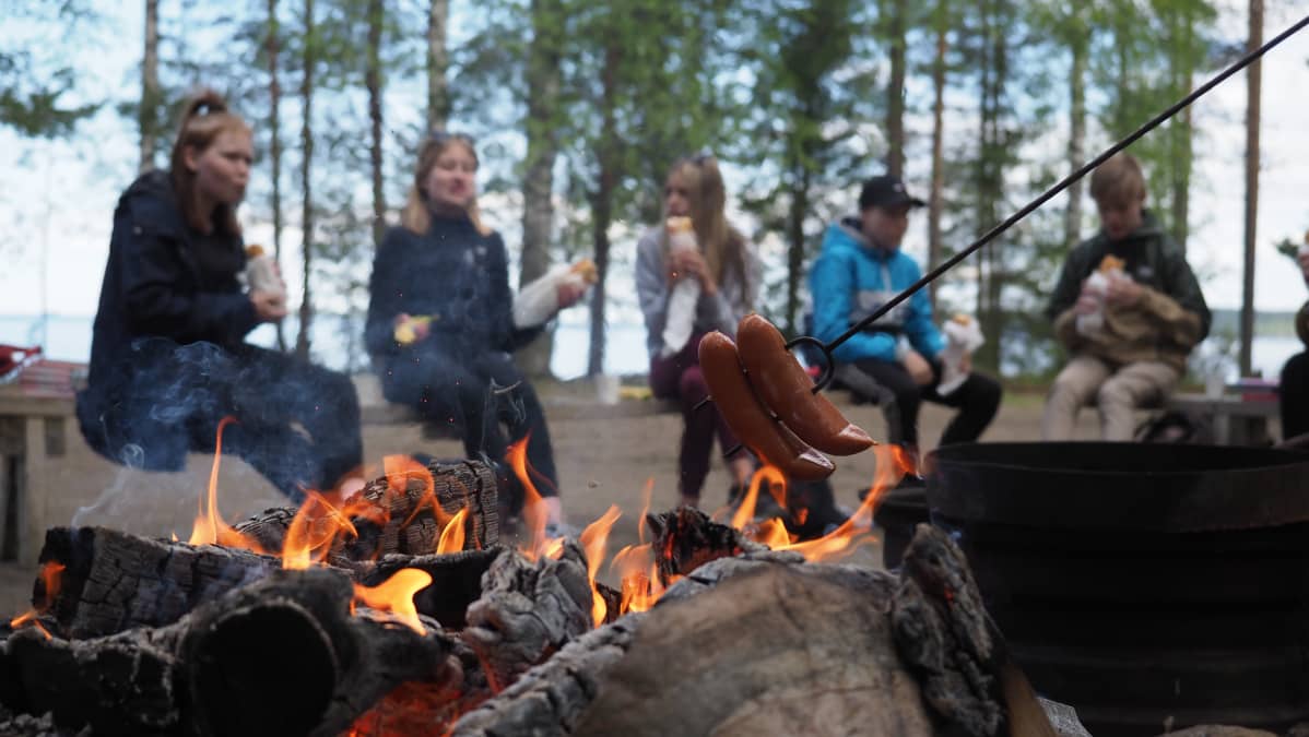 Rippileiriläiset makkaranpaistossa