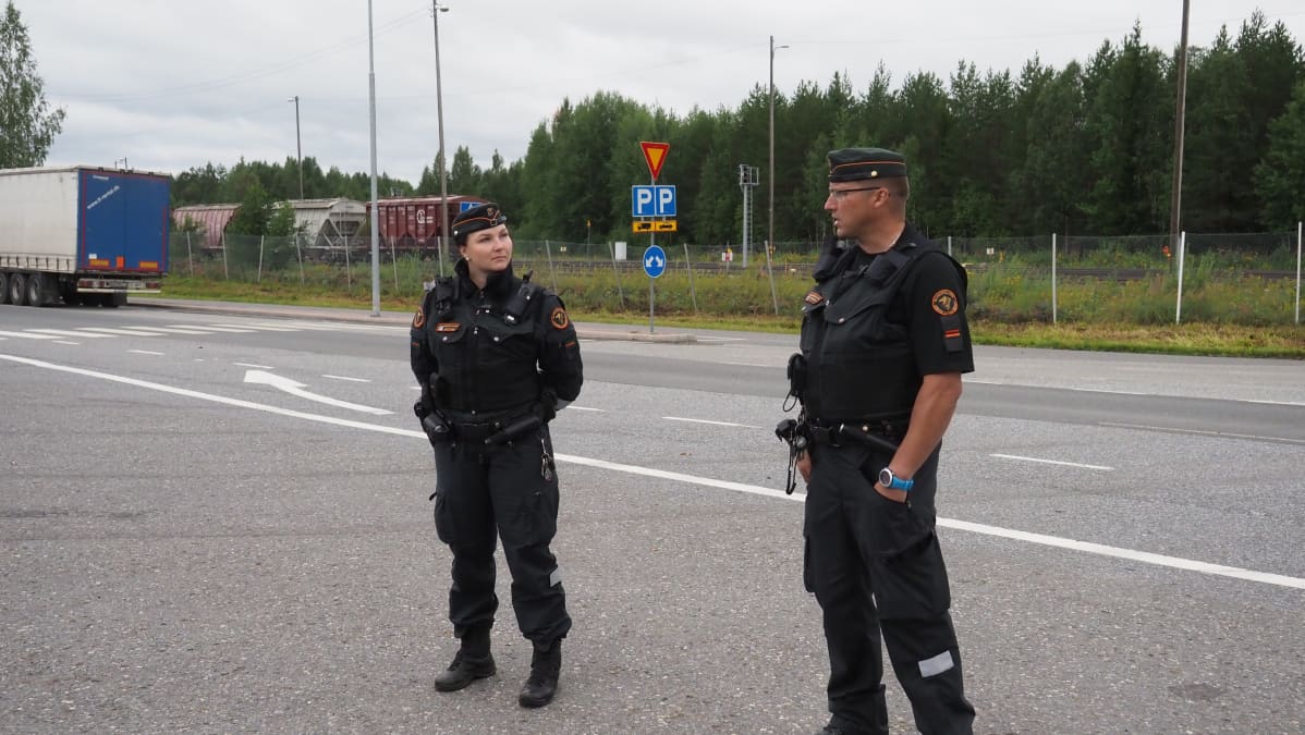 Rajavartijat Heidi Mustonen ja Tomi Strandman aseman pihalla