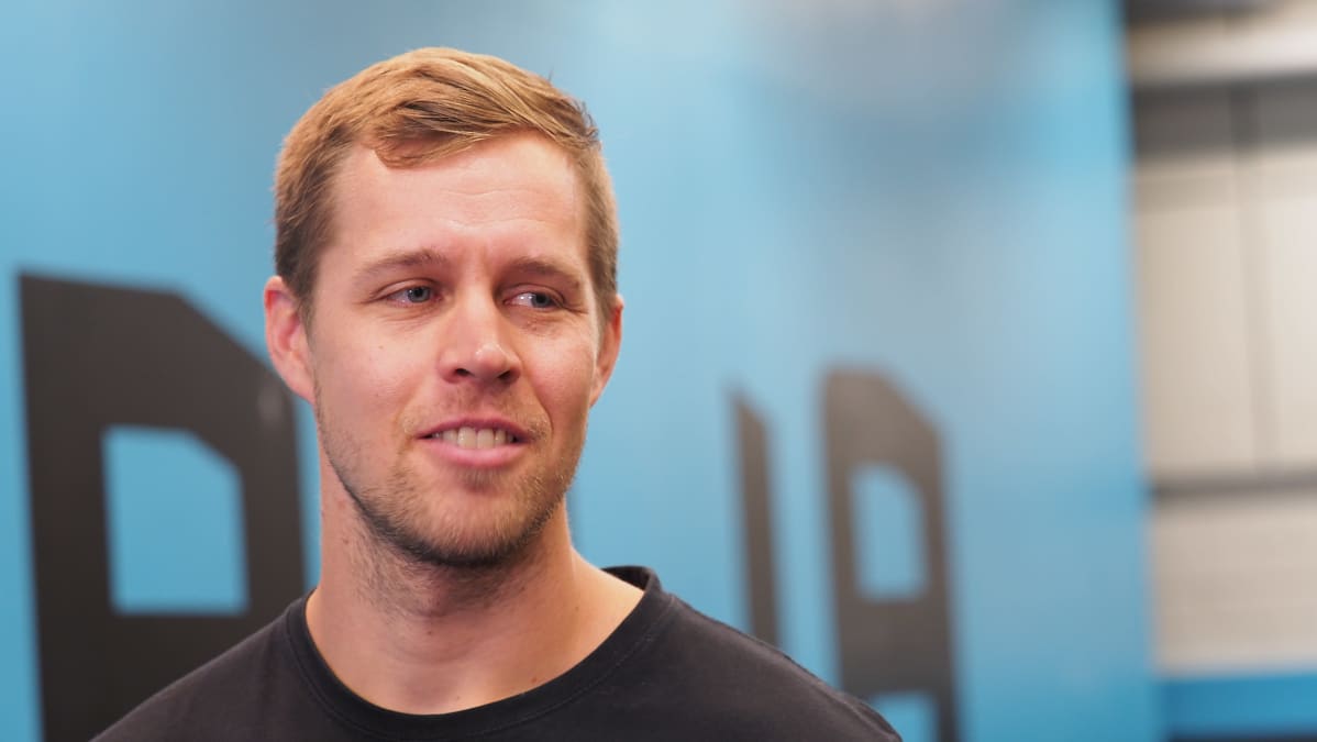 Mies kuntosalilla