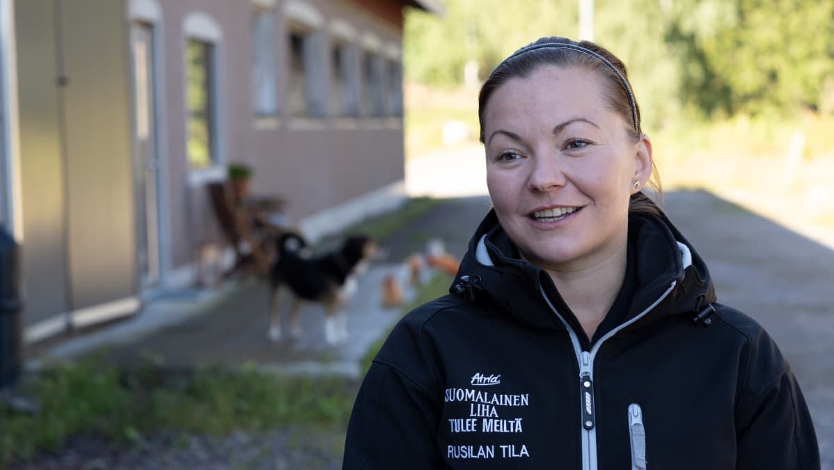 Nainen hymyilee