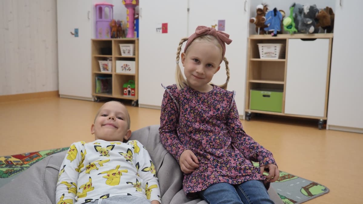 Päiväkotilapset Benjamin ja Veera istuvat säkkituolissa
