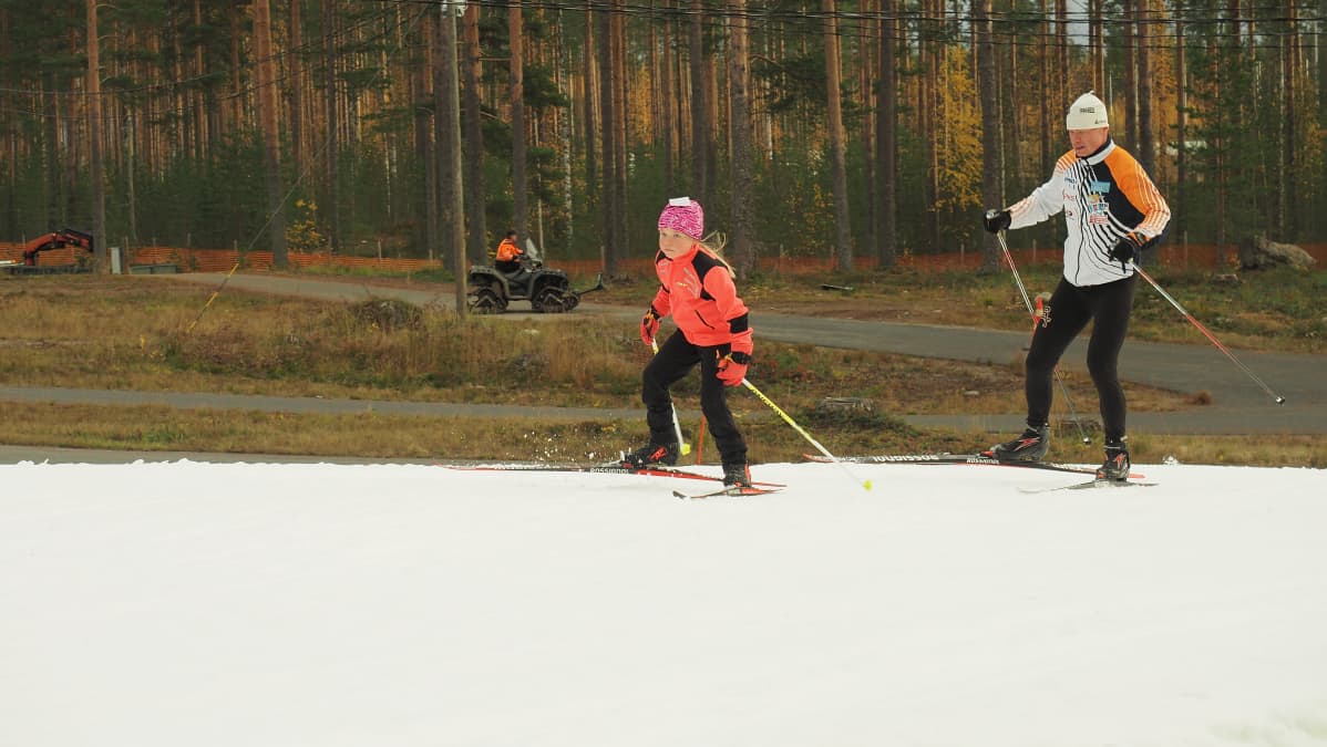 Hiihtäjiä ladulla