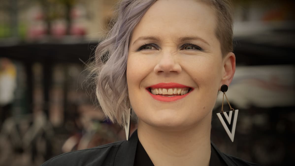 Laulaja Jonna Christensen hymyilee