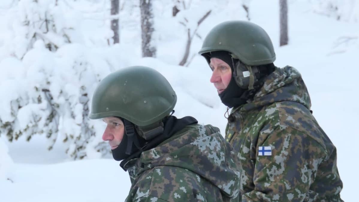 Yhdysvaltain Euroopan ja Afrikan maavoimajoukkojen komentaja, kenraali Christopher G. Cavoli ja Maavoimien komentaja, kenraaliluutnantti Petri Hulkko Sodankylässä tammikuussa 201.