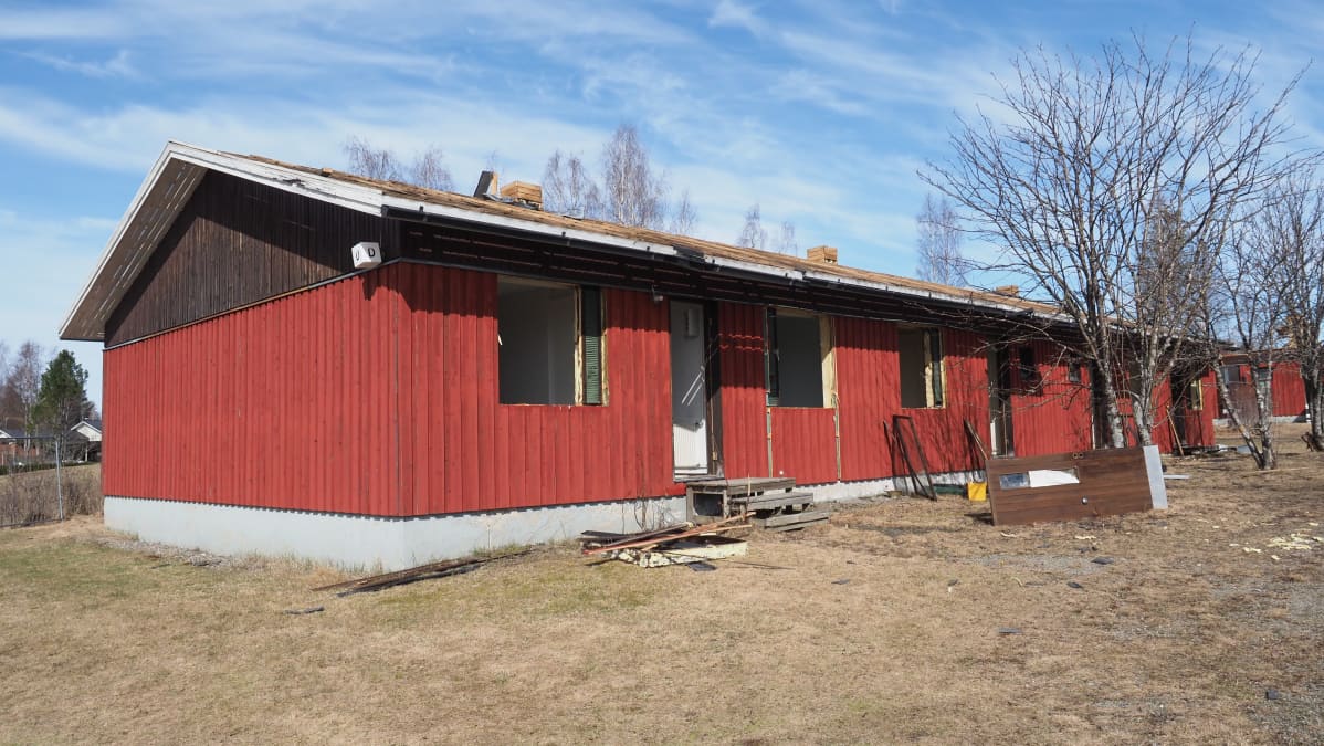 Rivitalo, jota on alettu purkaa.