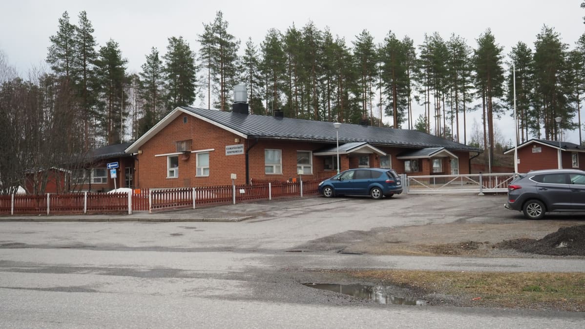Punatiilinen päiväkotirakennus