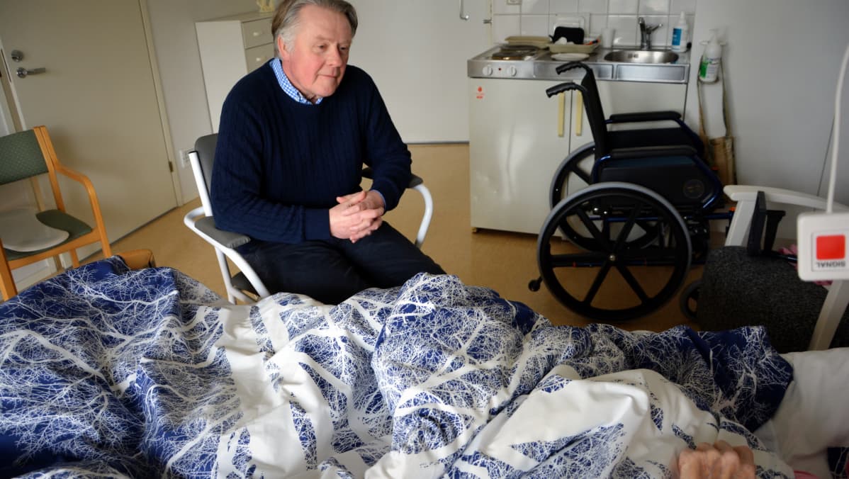 Sairaalapappi Harri Heinonen Karinakodissa Turun Hirvensalossa.