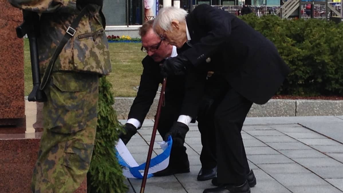 Suur-Savon reserviläispiirin puheenjohtaja Raimo Mikkonen ja veteraani Hannes Hynönen.