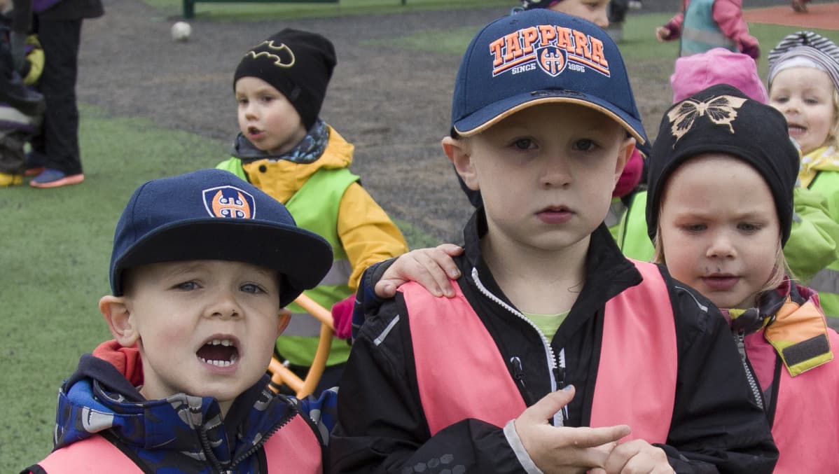 Lapsia päiväkoti Otsonmäen pihalla