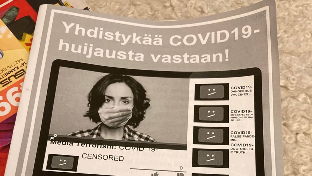 Lähikuva lehtisestä, jossa väitetään, että koronaviruksen takana on salaliitto.