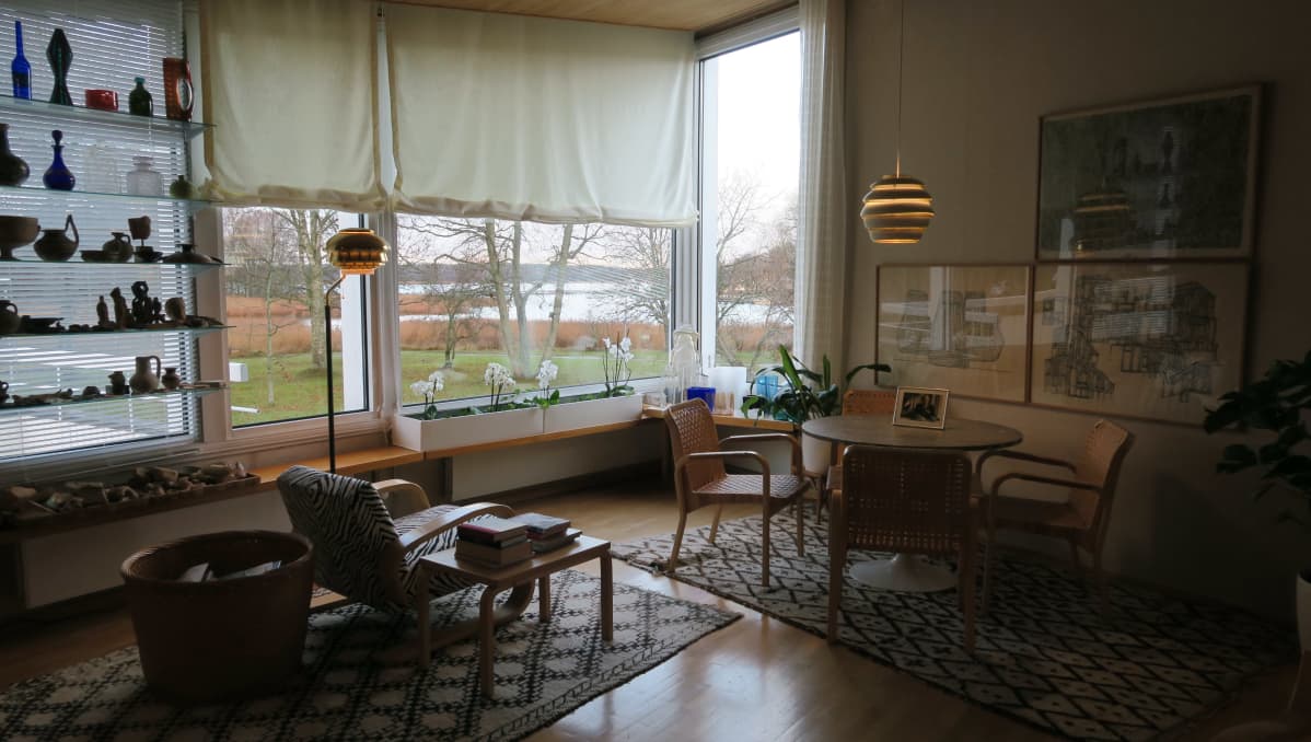 Villa Skeppetin olohuoneesta avautuu miltei esteetön näkymä merenlahdelle.