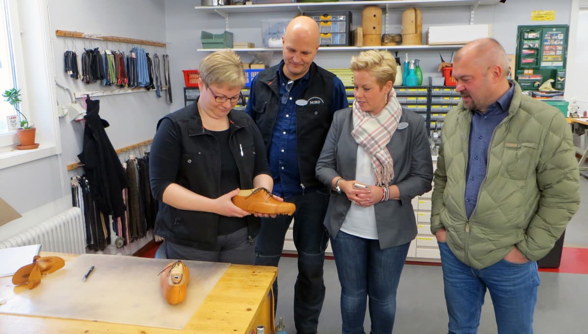 Kuvassa vasemmallta suutariopiskelija Sanna Post, opettaja Jussi Saukkoriipi, koulutuspäällikkö Pilvi Ryökkynen ja johtaja Leif Lahti.