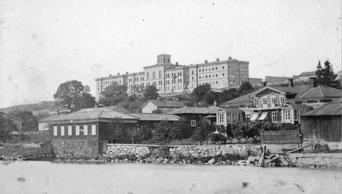 Näkymä jokirannasta Kakolanmäkeen 1867.