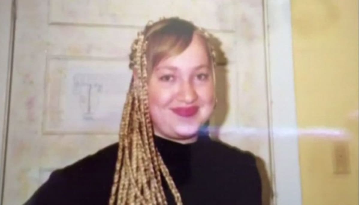 Valokuva Rachel Dolezalista nuorena.