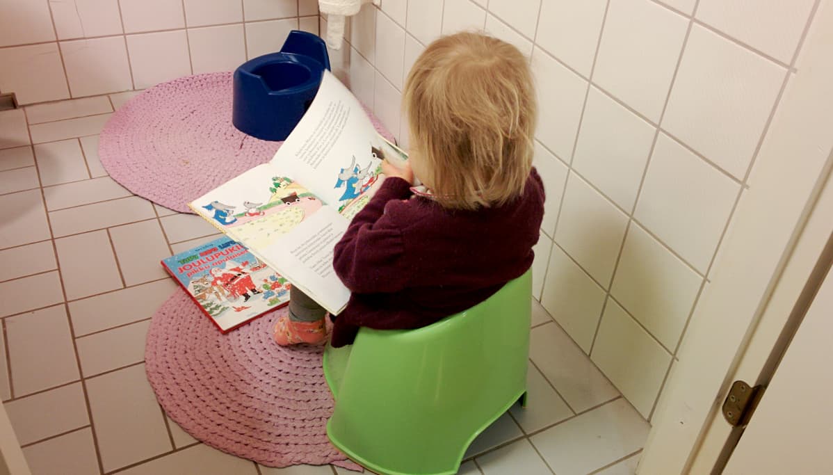 Pieni tyttö potalla.