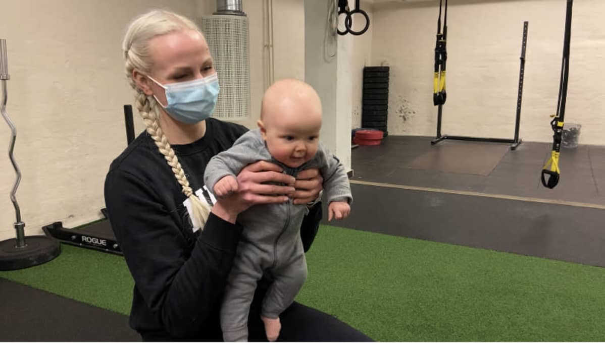 Lotta-vauva on äidin, Laura Lehtilän sylissä kuntosalilla.
