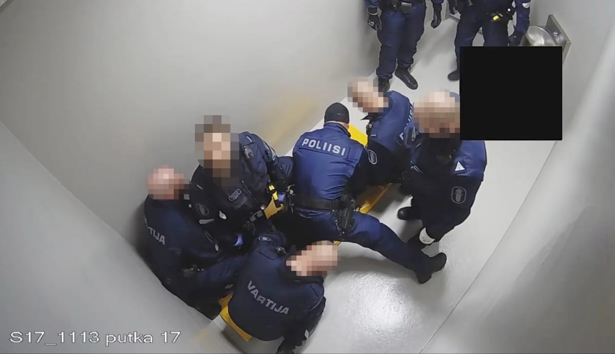 Valvontakameran kuva poliisin putkasta.