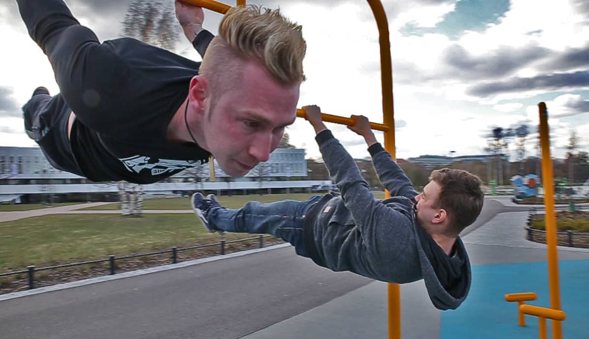 Kaksi miestä rekillä, toinen taka- ja toinen etuvaa'assa.