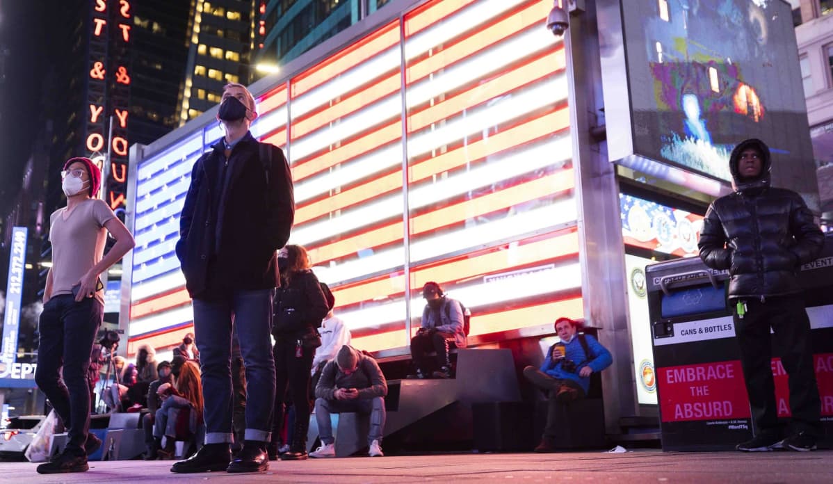 Väkeä kokoontui New Yorkin Times Squarelle seuraamaan ääntenlaskun edistymistä.