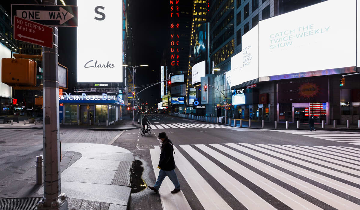 Melkein tyhjä Times Square New Yorkissa 25. maaliskuuta.