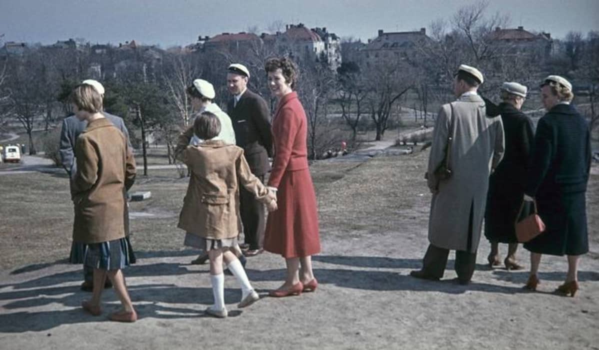 Näin vietettiin vappua Ullanlinnamäellä 1950-luvulla. Juhlijat kuvasi Arvo Kajantie.