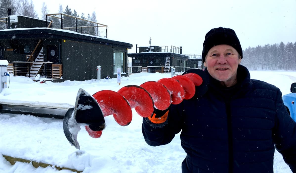 Jari Heiskanen kalastaa ja ylläpitää retkiluistelureittiä Saimaan Haukivedellä.