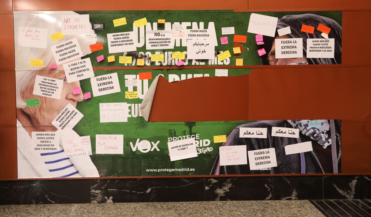 Vox puolueen rasistinen vaalimainos Madridissa, Espanjassa.