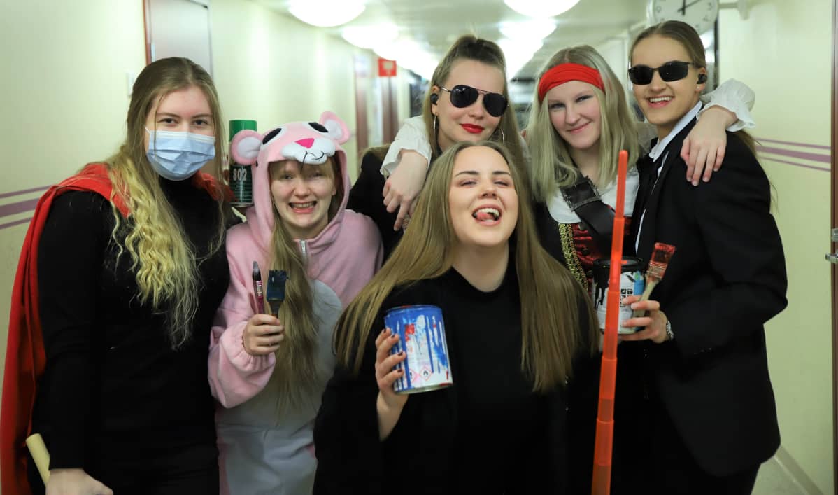 Porin suomalaisen yhteislyseon lukion abit: Wilhelmiina Äijälä, Annika Salonen, Suvi Mattila, Milla Luoma, Anni Ketola ja Tiia Lindgren.