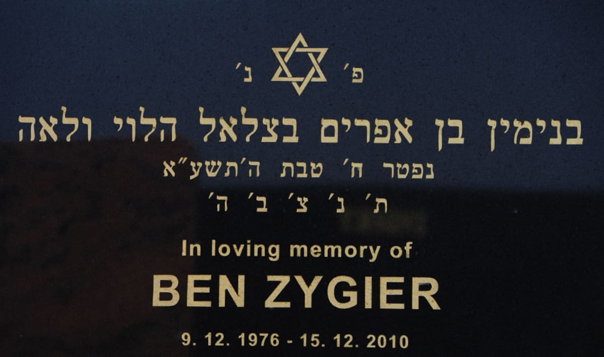 Ben Zygierin hautakivi Chevra Kadishan juutalaisella hautausmaalla Melbournessa, Australiassa.