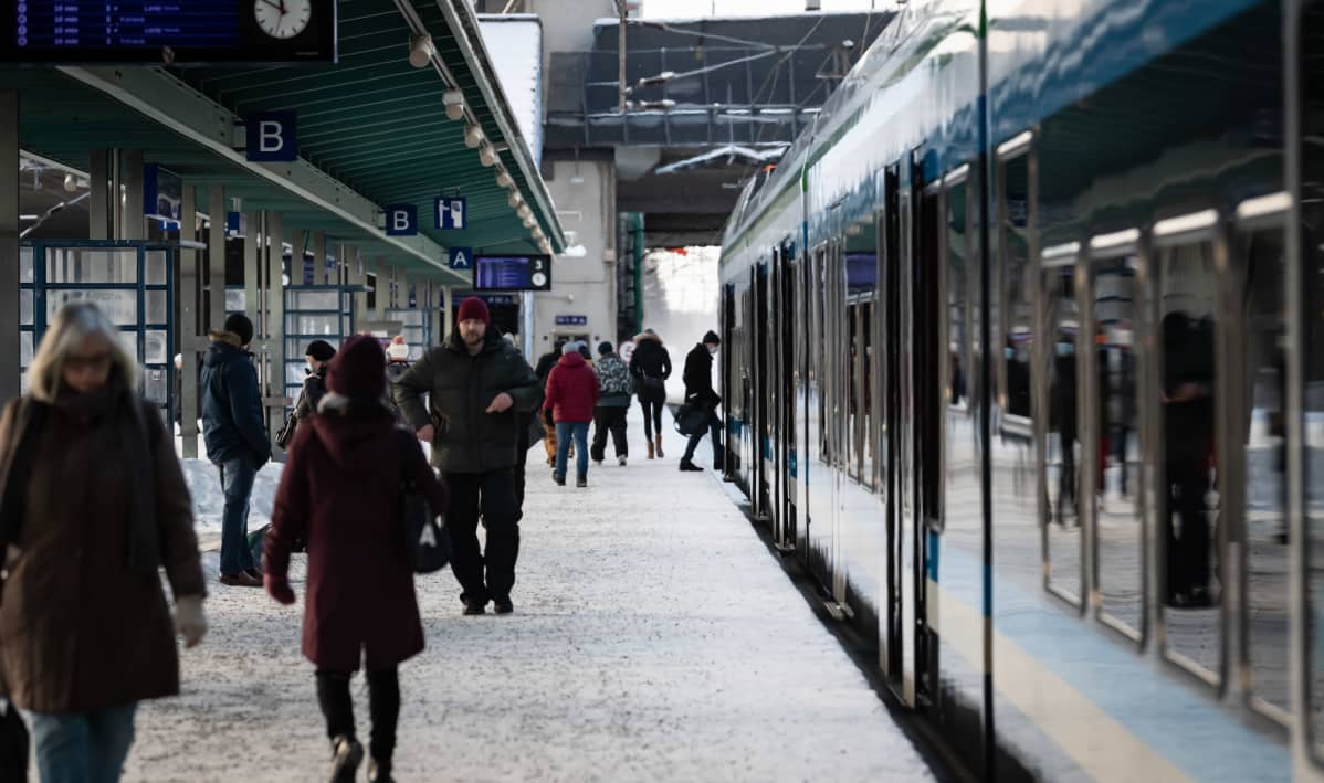 Ihmisiä Malmin asemalla