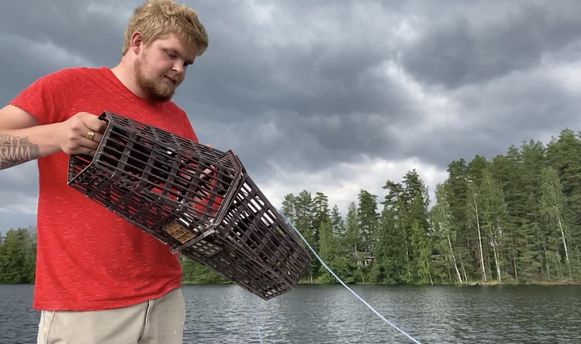 jussi virtanen veneessä rapumerta käsissään