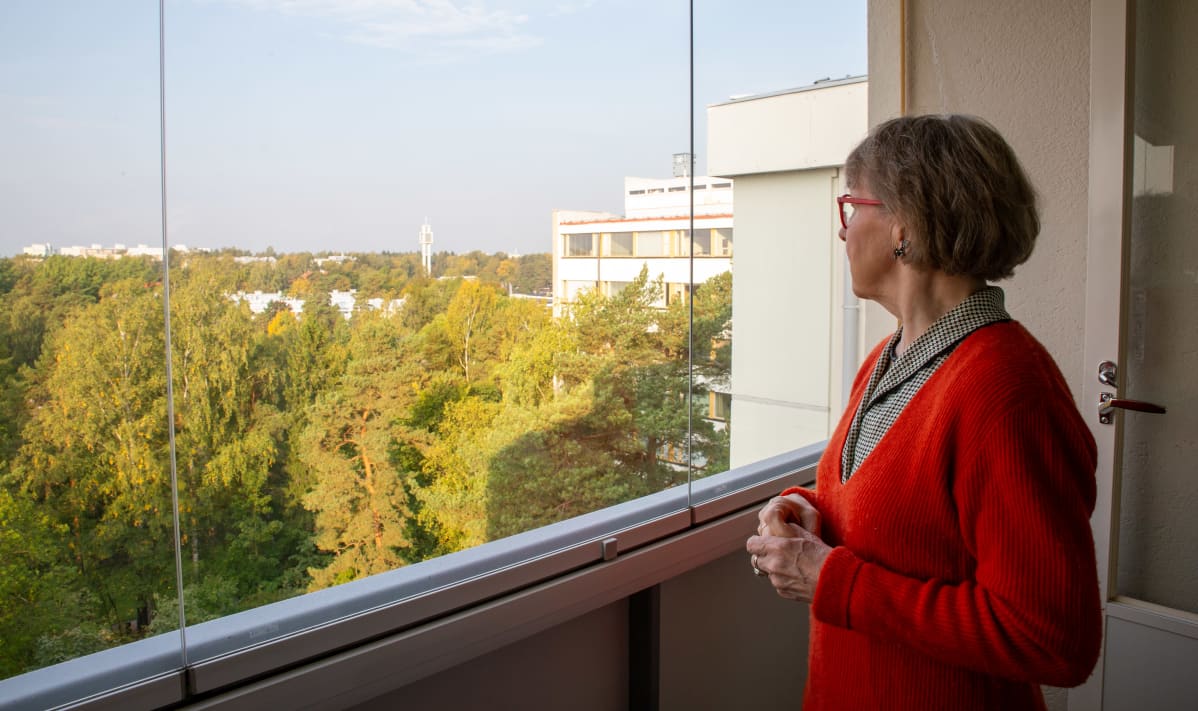 Sirkka-Liisa Kivelä katselee Munkkivuoren kirkon tapulia.