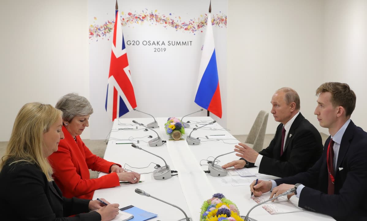 May ja Putin keskustelivat tulkkiensa välityksellä G20-maiden kokouksen yhteydessä Japanin Osakassa.