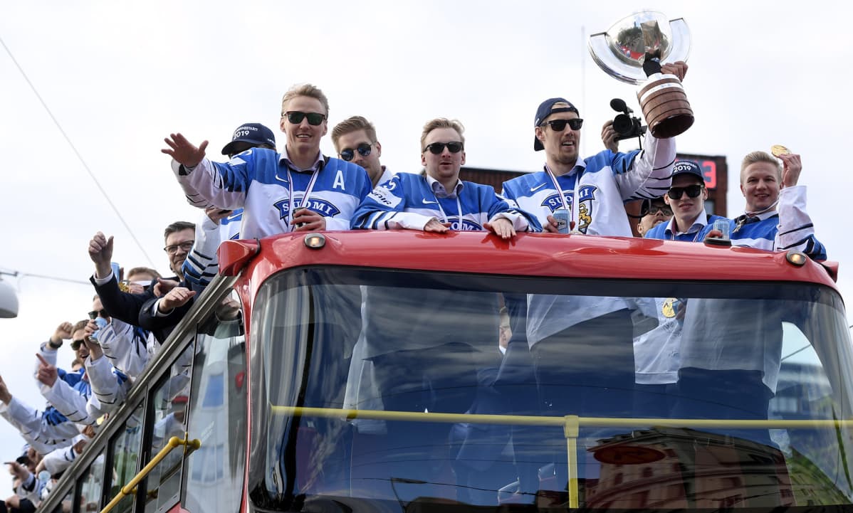 Leijonien bussi saapumassa kultajuhlaan.