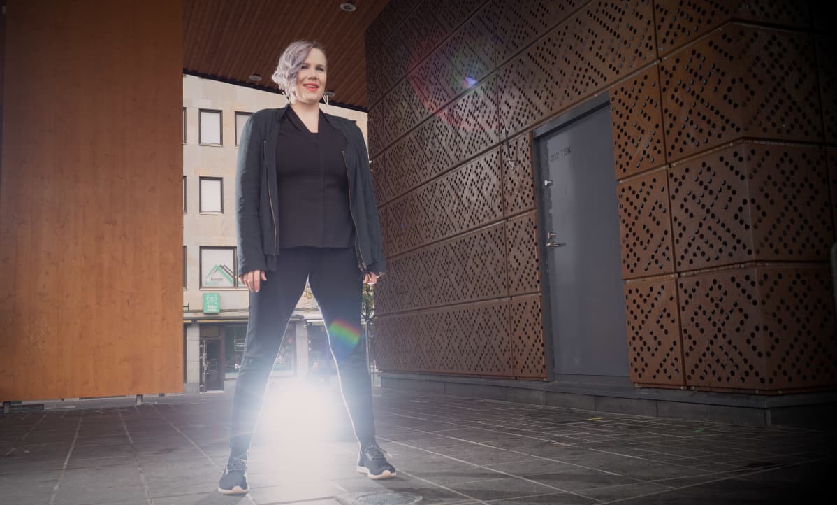 Laulaja Jonna Christensen seisoo lavalla