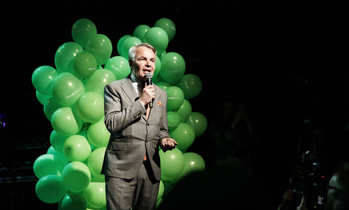 Vihreiden puheenjohtaja Pekka Haavisto puhuu puolueen vaalivalvojaisissa