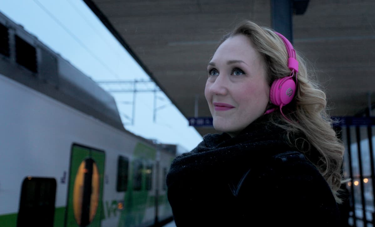 Janita Salmensuo Lahden rautatieasemalla junalaiturilla.