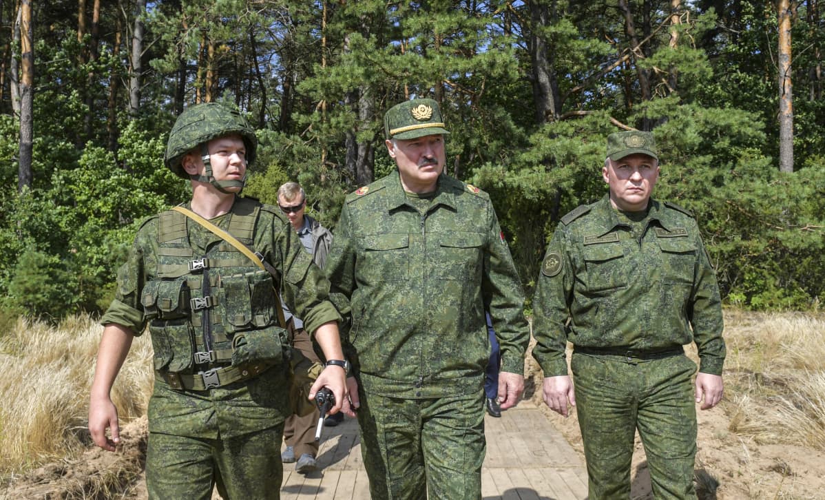 Valko-Venäjän presidentti Aljaksandr Lukašenka vieraili maan puolustusministerin Viktor Khreninin (kuvassa oikealla) kanssa Grodossa 22. elokuuta 2020.