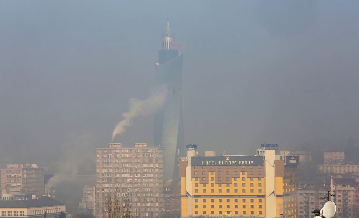 Sarajevon kaupunki peittyneenä paksuun savusumuun.